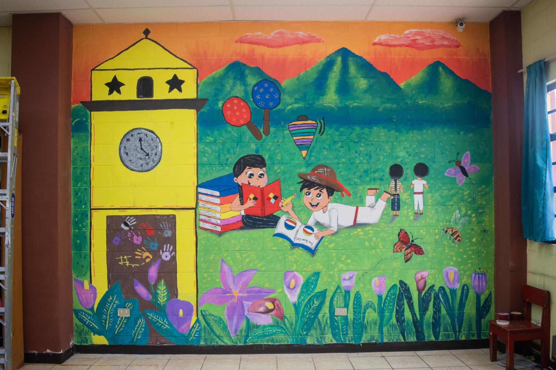 La pared presenta impresionantes obras de arte pintadas por artistas locales