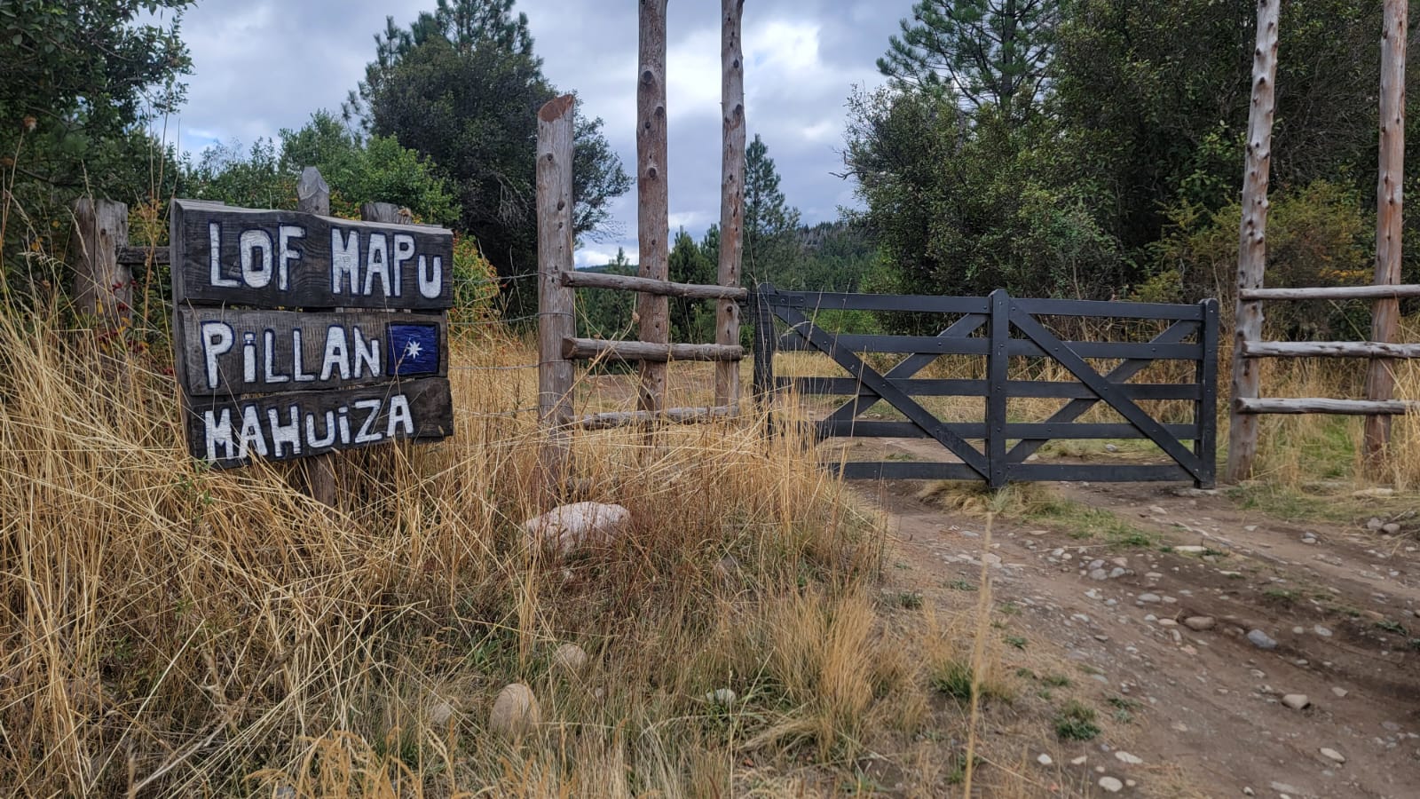 La Lof Mapu Pillan Mahuiza es la comunidad mapuche donde ha sido acogide Victoria Victoria Nuñez Fernández y donde trabaja nuestro organización socia Pluriversidad.
